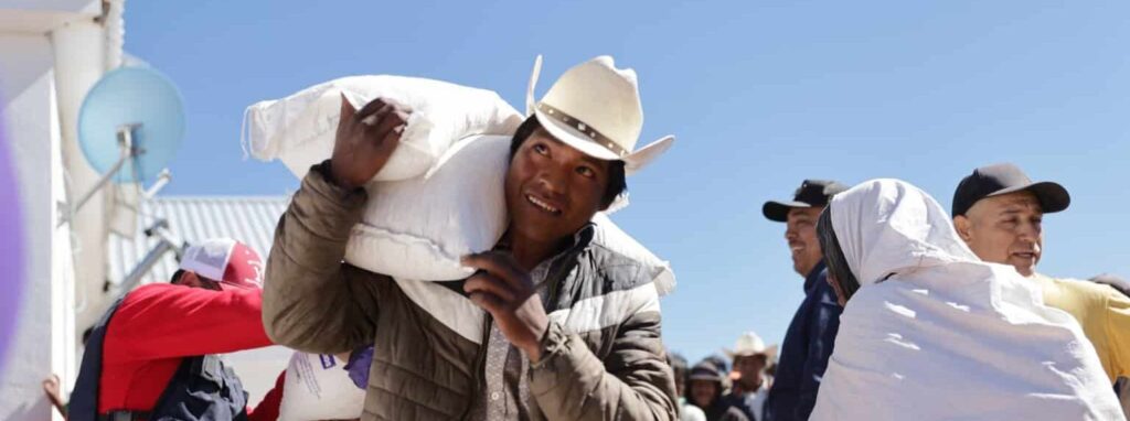 Entregan apoyos alimentarios y chamarras a más de 700 familias de la comunidad de El Cuervo