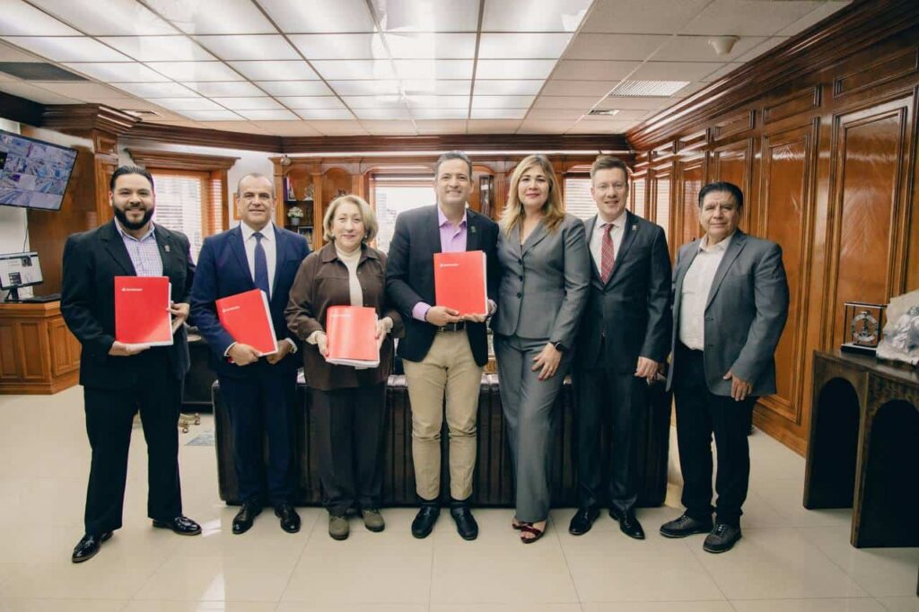 Firma Alcalde convenio con Santander para crédito que se usará en obra pública