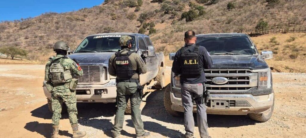 Asegura Operativo Conjunto dos pick ups con reporte de robo, un arma larga y municiones en Moris
