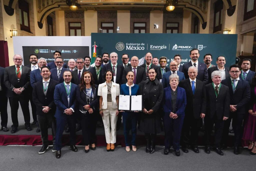 Sheinbaum firma acuerdo para topar precio de la gasolina magna a 24 pesos