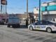 Motociclista sufre fractura tras choque con camión de valores