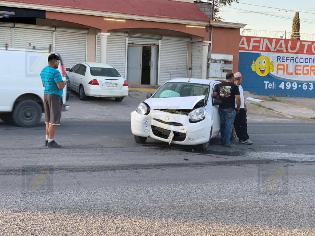 Mujer resulta lesionada en choque sobre la vialidad Los Nogales