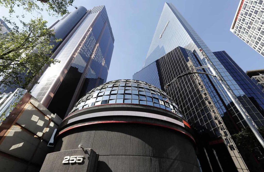 Bolsa de México cae 1.88%, contrario al alza en índices en EE.UU. tras comentarios de Trump