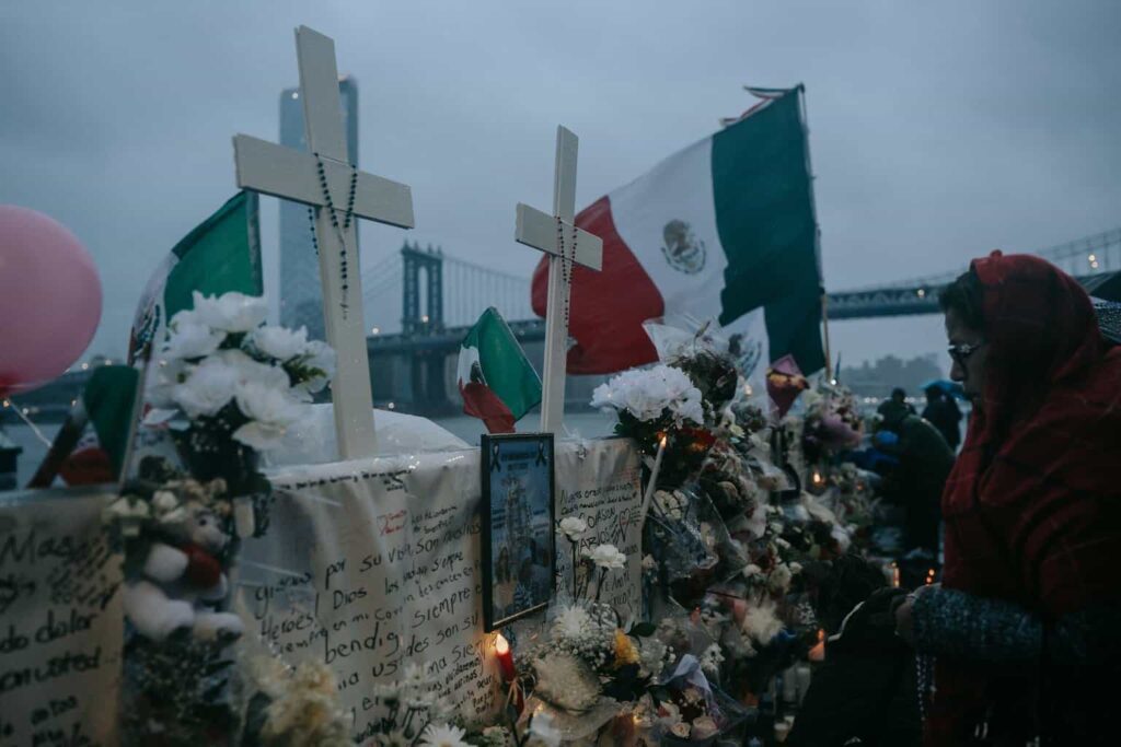 Nueva York recuerda a víctimas del buque Cuauhtémoc entre oraciones y música mariachi
