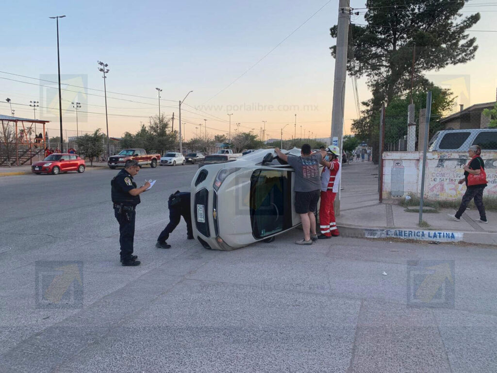Madre e hijo heridos tras chocar y volcar en la colonia Revolución
