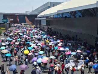 Bloqueos de la CNTE enloquecen ambas terminales del AICM