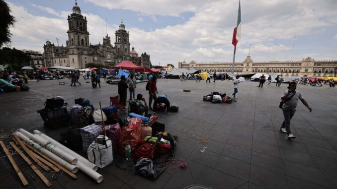 Gobierno capitalino se reúne con comerciantes del Centro Histórico tras plantón de la CNTE