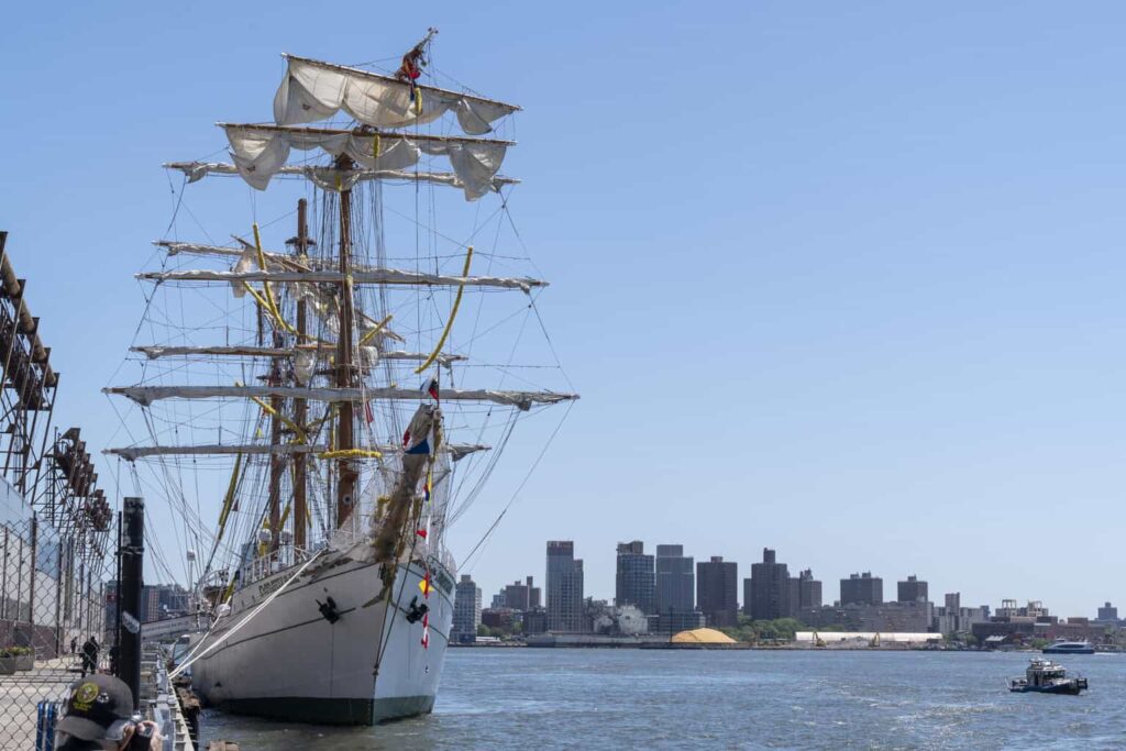 Buque Cuauhtemoc será remolcado desde el lugar del accidente hasta Brooklyn