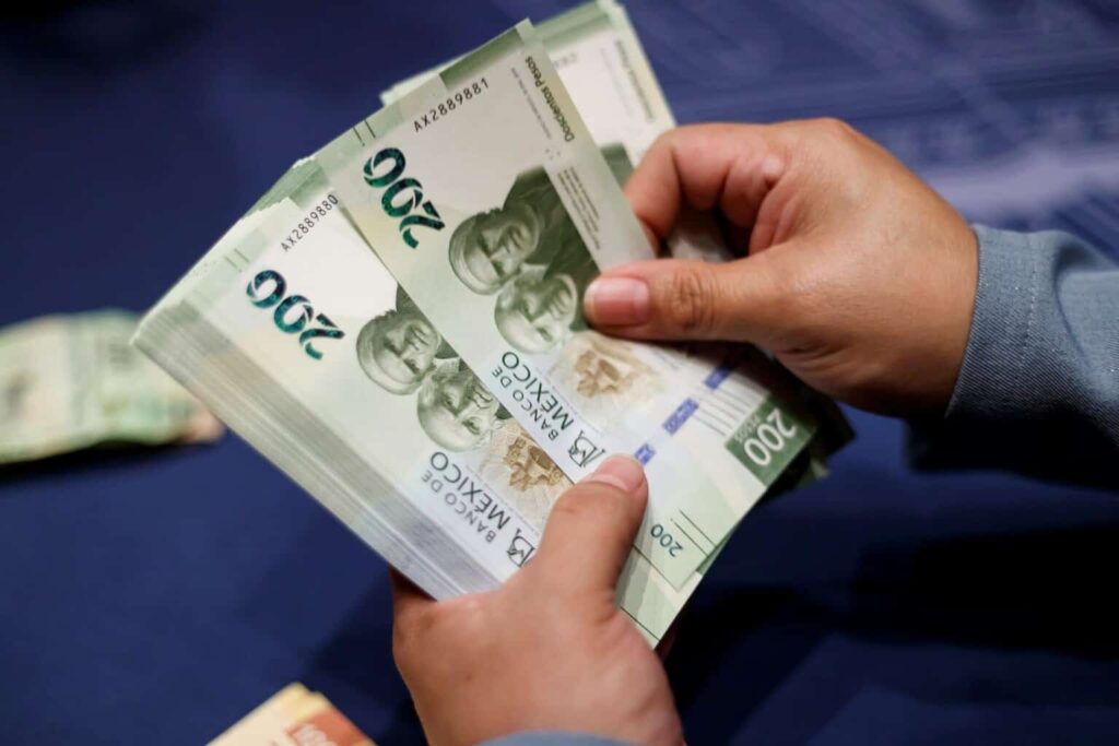El peso alcanza su mejor nivel en 2025 con tipo de cambio de 19.15 por dólar