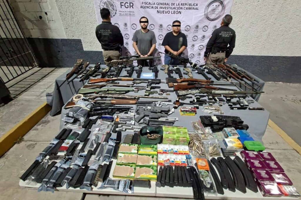 Detienen a 3 hombres en Monterrey, Nuevo León, con 64 armas y miles de cartuchos útiles