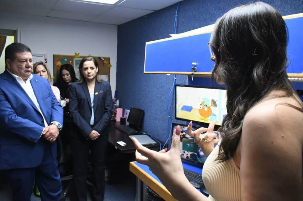 Recibe Fiscal General a creadora del programa “Antenas por los Niños”