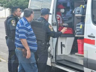 Dos conductores riñen tras percance vial; uno resulta herido de un martillazo