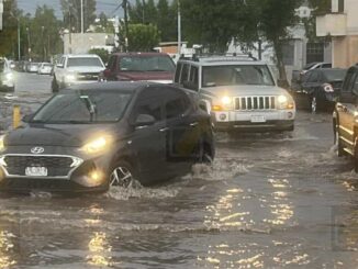 Diez vehículos quedan varados por inundación en el norte de Chihuahua