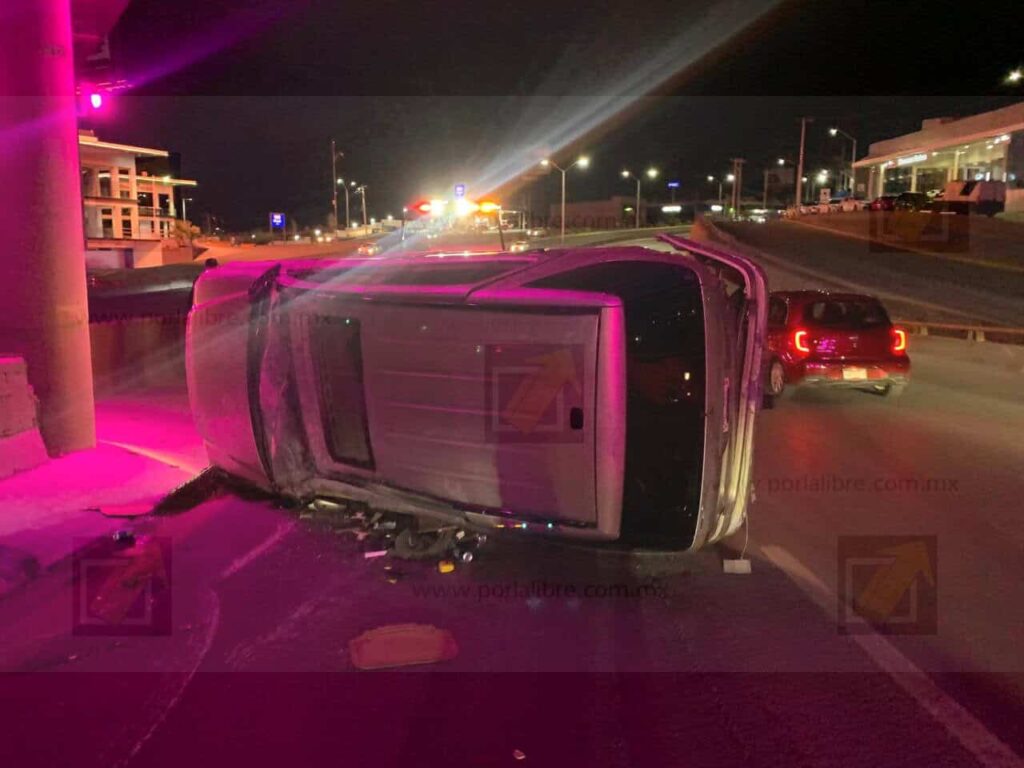 Abandonan camioneta tras chocar y volcar en el Juventud