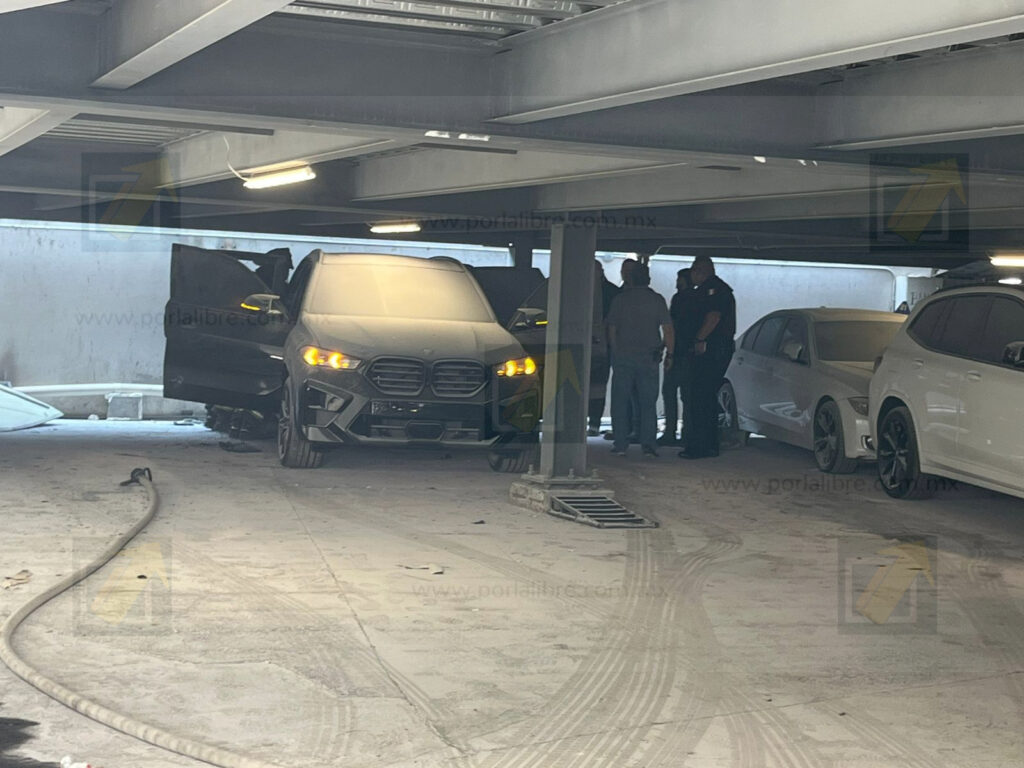 Controlan incendio en vehículo dentro de agencia automotriz del Juventud 