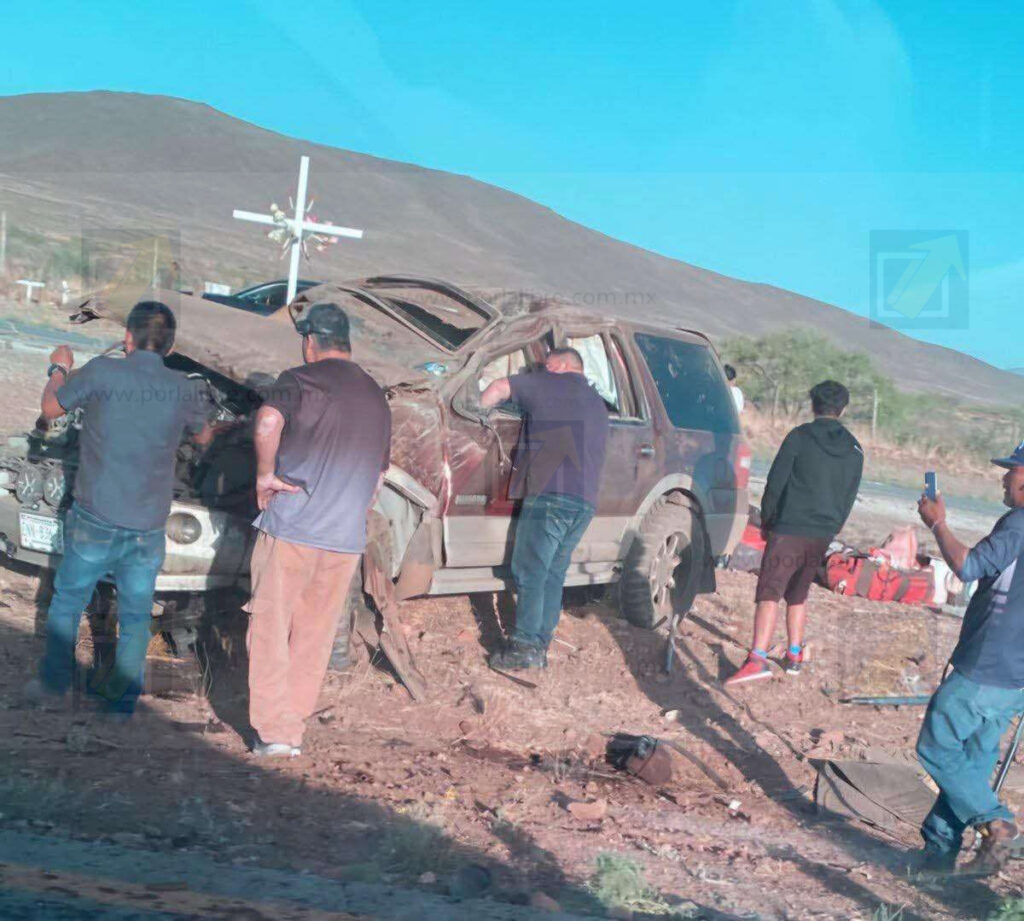 Vuelca familia en carretera a Juárez; una joven fallecida y al menos 5 más heridos