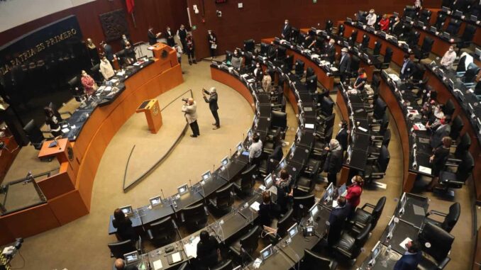 Activistas exigen la renuncia de Fernández Noroña