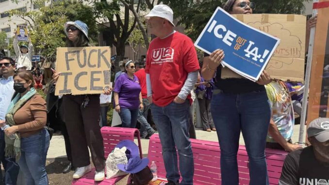 Cientos toman las calles de Texas para apoyar las protestas de Los Ángeles