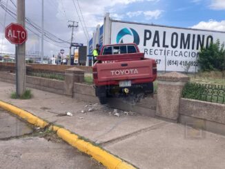 Pickup queda «encampanada» tras chocar contra barandal en el canal