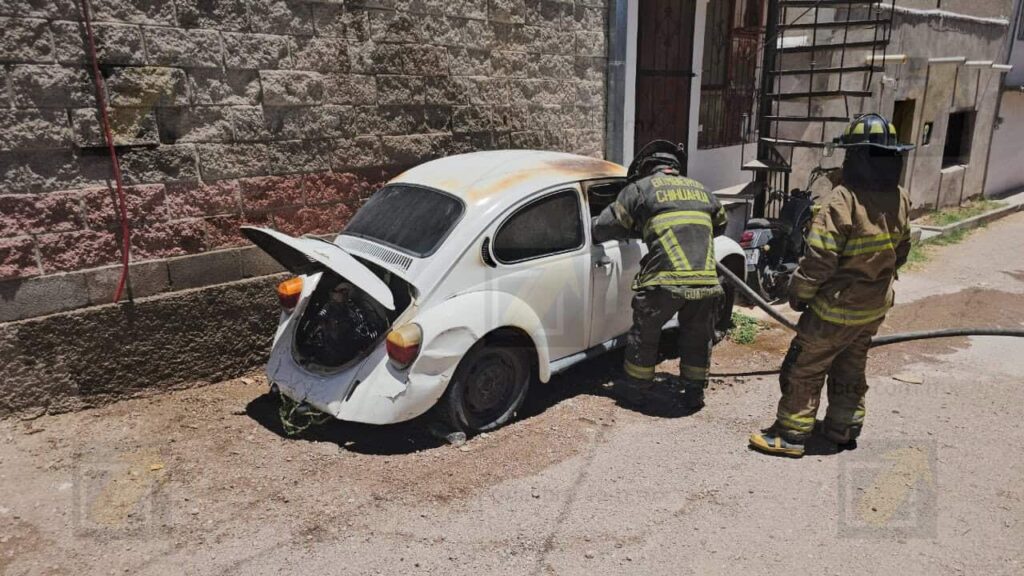 Incendio consume vehículo estacionado en la colonia Los Arquitos