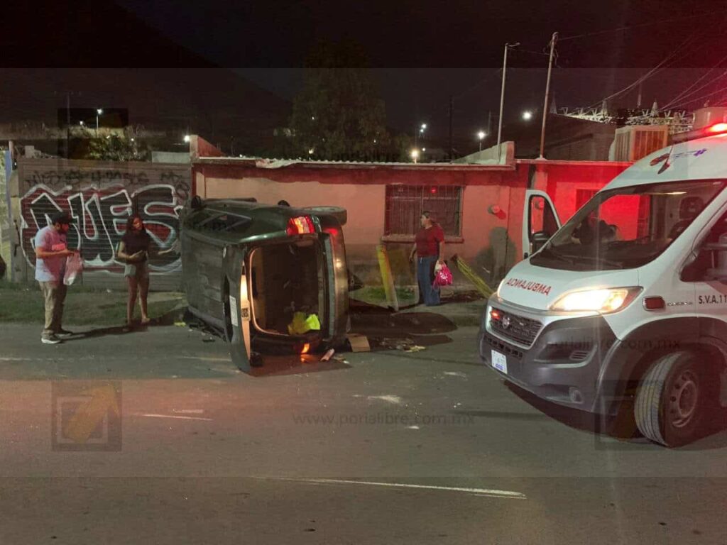 Dos vehículos terminan volcados tras accidente en el Lombardo Toledano