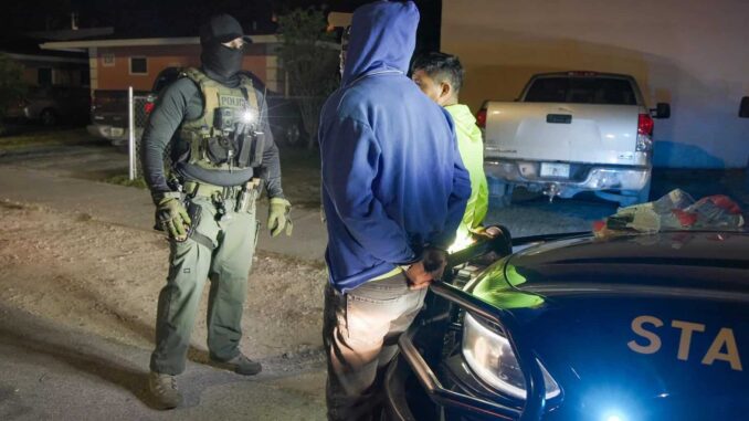 Trump analiza la exención de deportar a obreros y agricultores migrantes