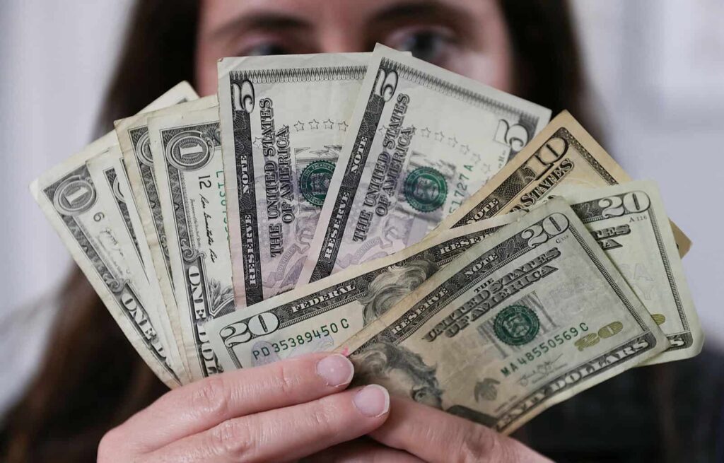 Remesas a México caen un 4.6 % en mayo, revela Banxico