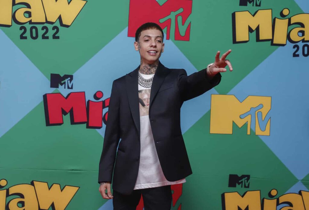 Natanael Cano tumba sus corridos y lanza su nuevo álbum urbano ‘Porque La Demora’