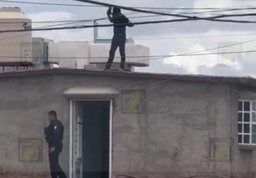 Joven alterado e intoxicado es asegurado por policías en azotea de su vivienda