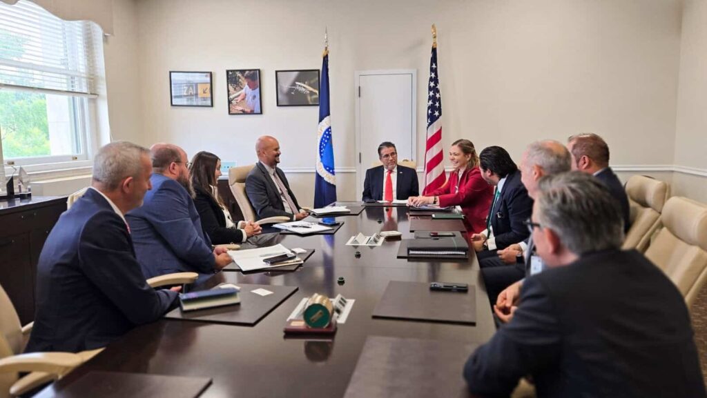 Maru Campos da a conocer en Washington las acciones del Estado para mantener al ganado libre del Gusano Barrenador