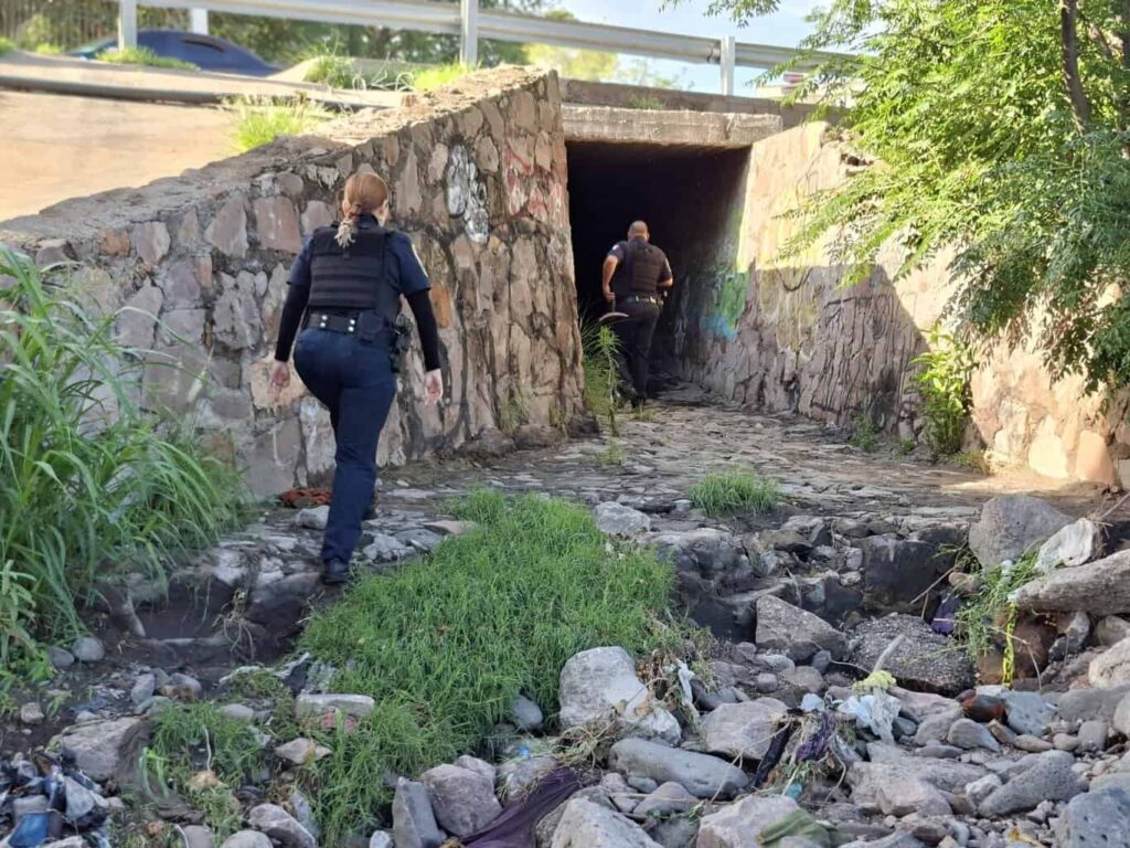Patrulla Policía Municipal el canal Chuvíscar para descartar presencia de personas al interior