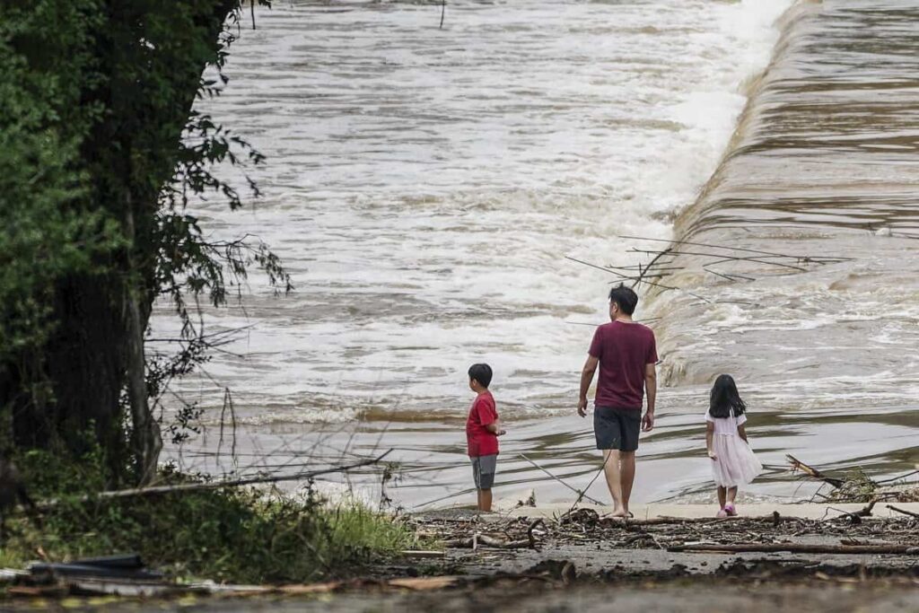 Continúan las búsquedas tras devastadora inundación en Texas; suman 52 muertos y sinnúmero de desaparecidos