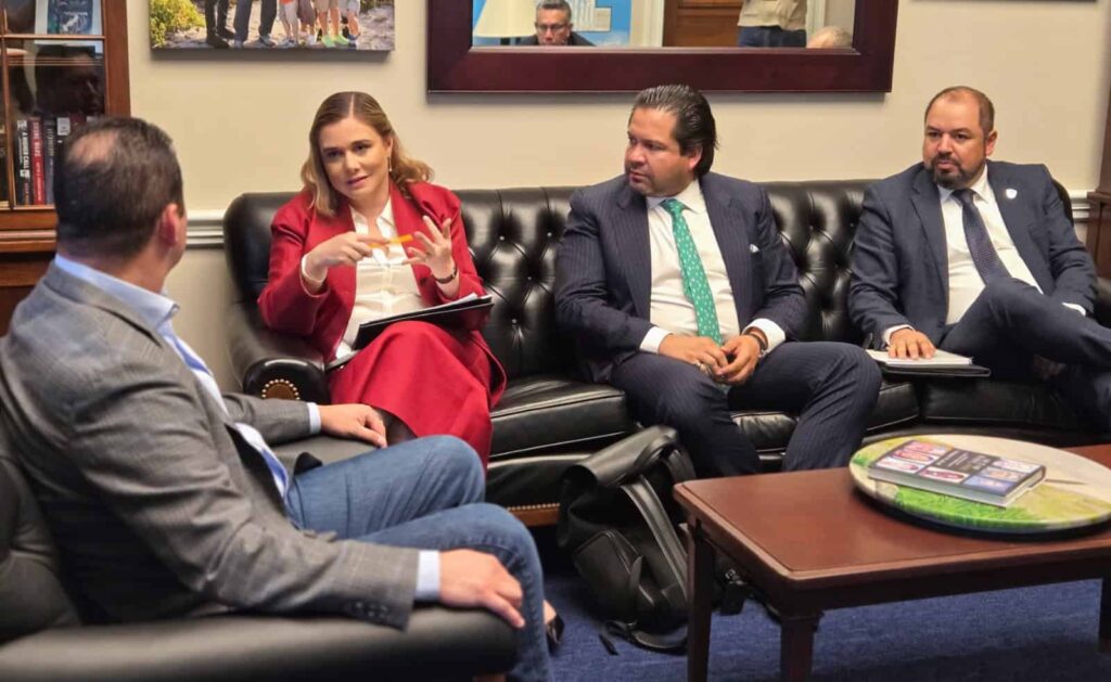 Maru Campos se reúne en Washington con el congresista Tony Gonzales