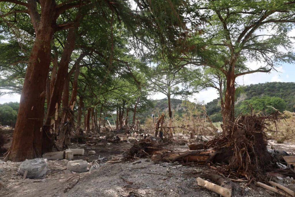 Texas iza las banderas a media asta en honor a los más de cien muertos tras inundaciones