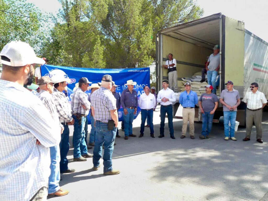 Entregan Saúl Mireles y Homero Luján maíz molido a productores de Anáhuac