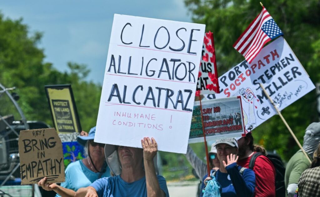 Corte de apelaciones permite que siga abierto el centro migratorio ‘Alligator Alcatraz’