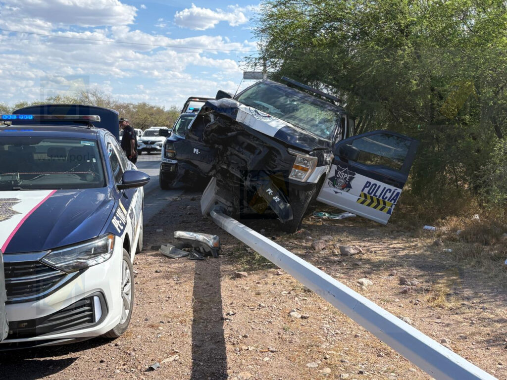 Patrulla se estrella contra poste y queda al borde de volcar en la Chihuahua–Aldama