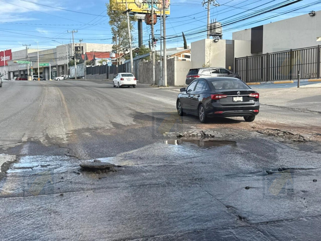 Fuga de agua colapsa pavimento y obliga cierre parcial en avenida Mirador