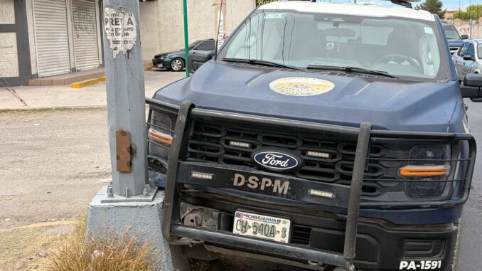Patrulla municipal choca contra poste en Chihuahua 2000 y bloquea carril