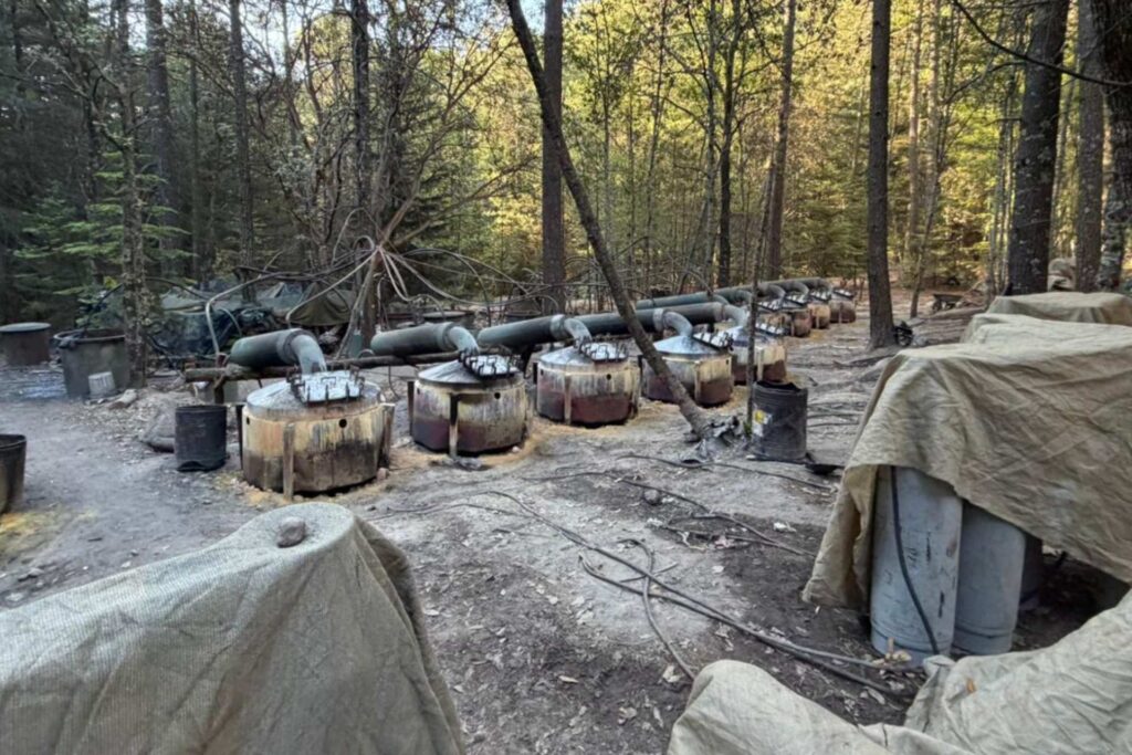 Informa la FGR aseguramiento 50 toneladas de precursores químicos y más de 2000 litros de metanfetamina en narcolaboratorio