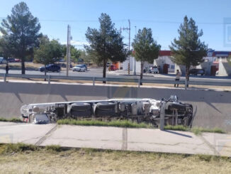 Camión revolvedor de cemento termina volcado dentro de canal en la vialidad Los Nogales