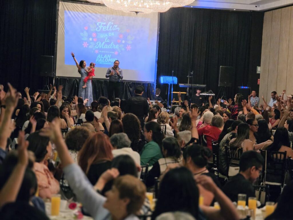 Festeja Alan Falomir a más de 800 mamás por su día