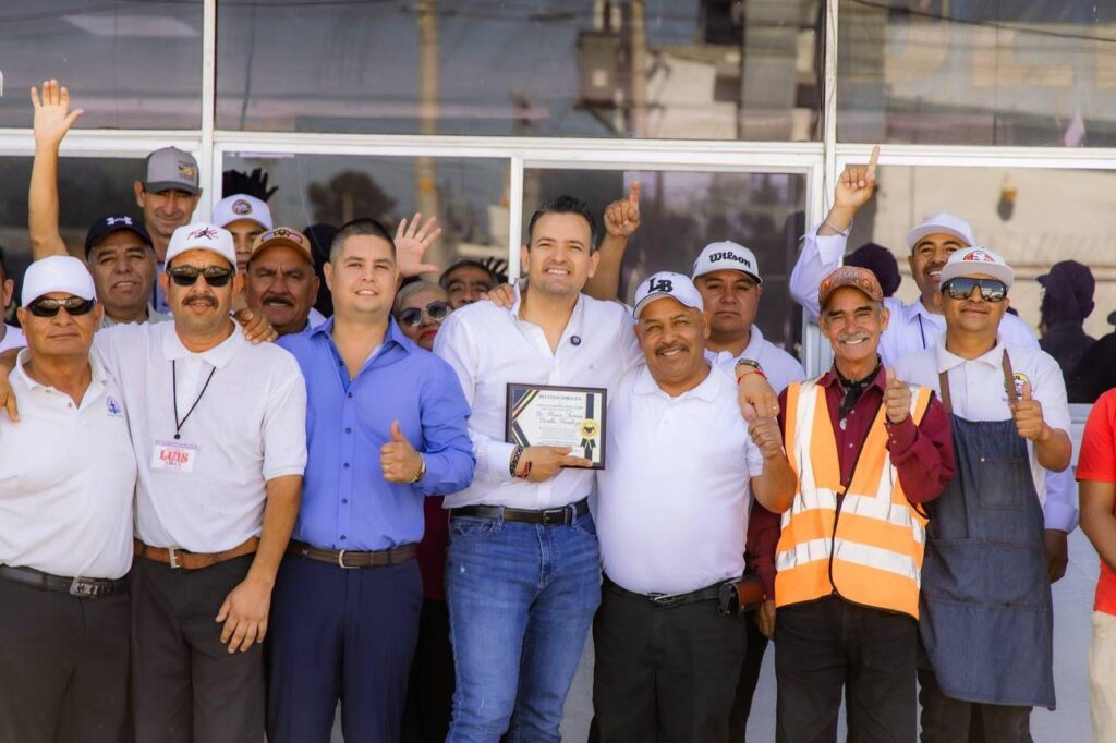 Entrega Marco Bonilla  apoyo para obra a vendedores de burritos de Villa Ahumada 