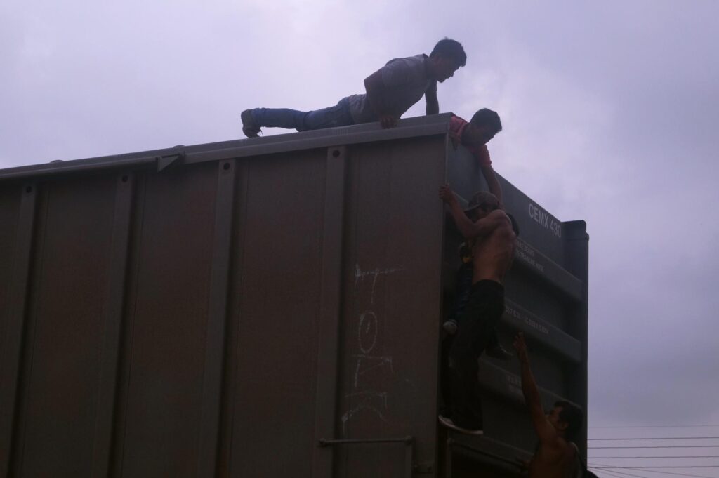 Investigan como «tráfico humano» la muerte de siete migrantes en un tren de carga en EE.UU.