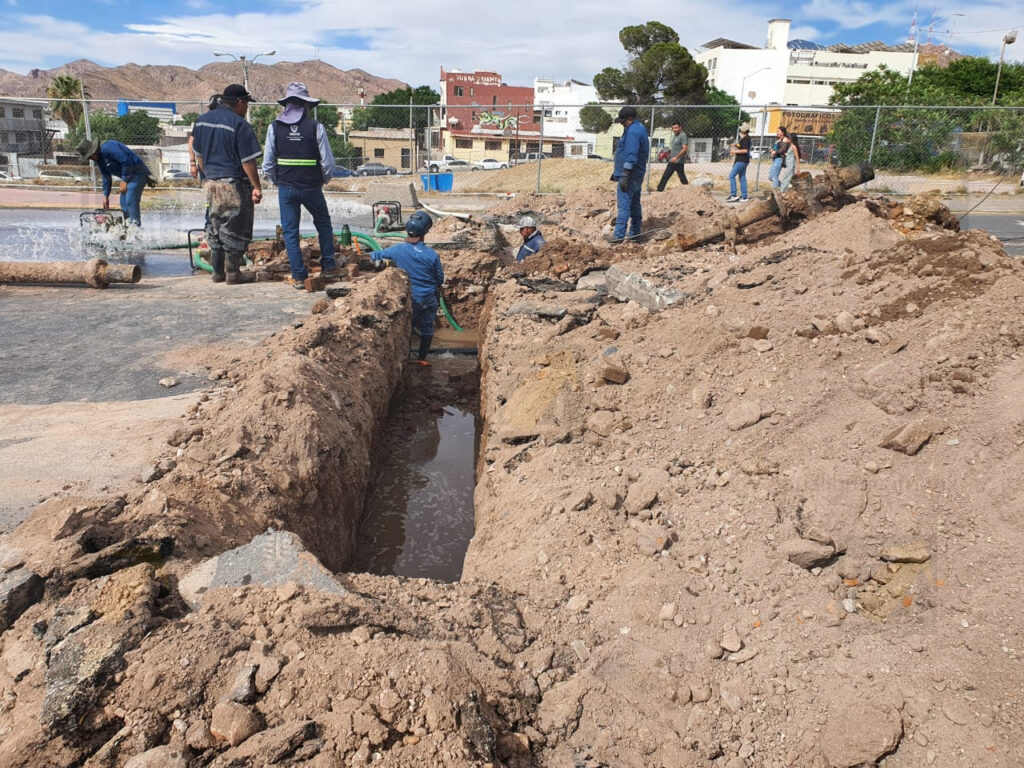 Fuga de agua colapsa circulación en avenida Carranza y deja sin servicio a vecinos del Centro