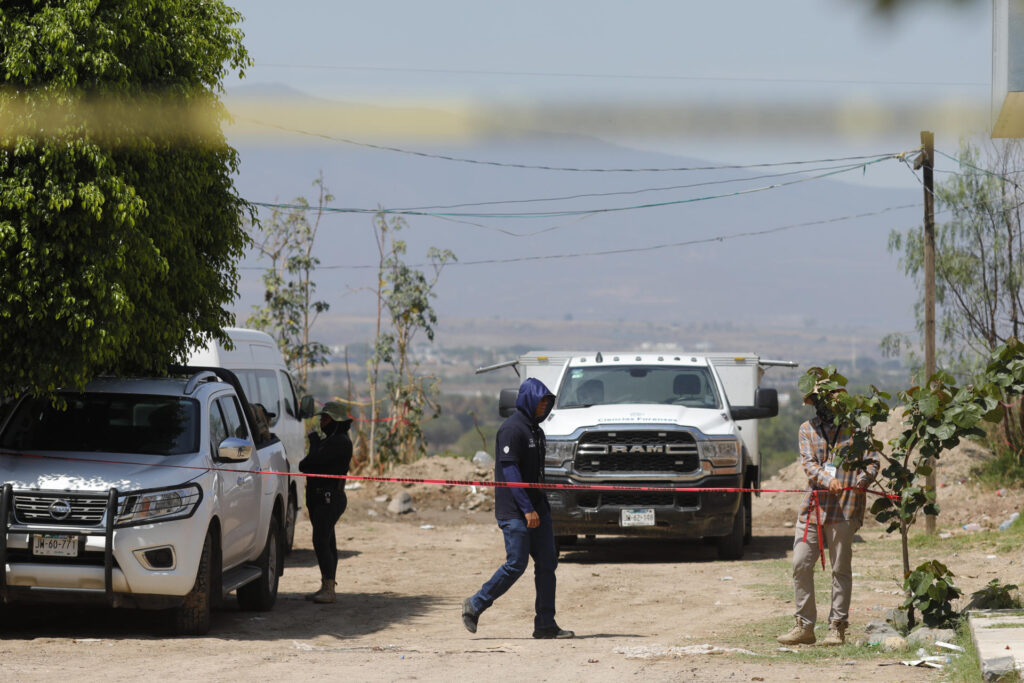 Colectivos hallan fosa clandestina en Jalisco con 60 bolsas con restos humanos
