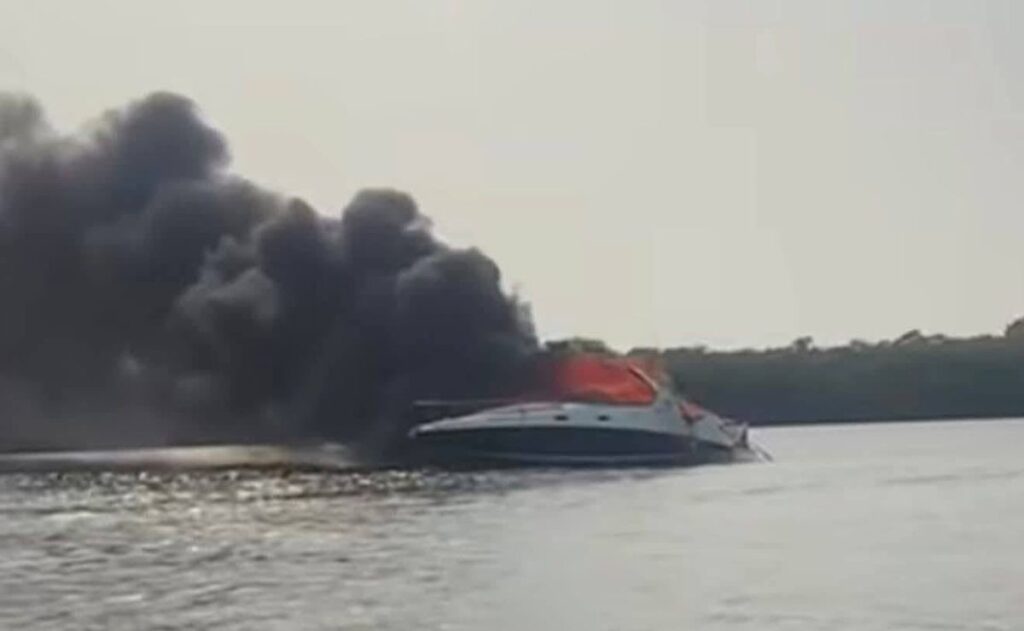 Video: Yate se incendia en Veracruz; tripulantes se arrojaron al mar