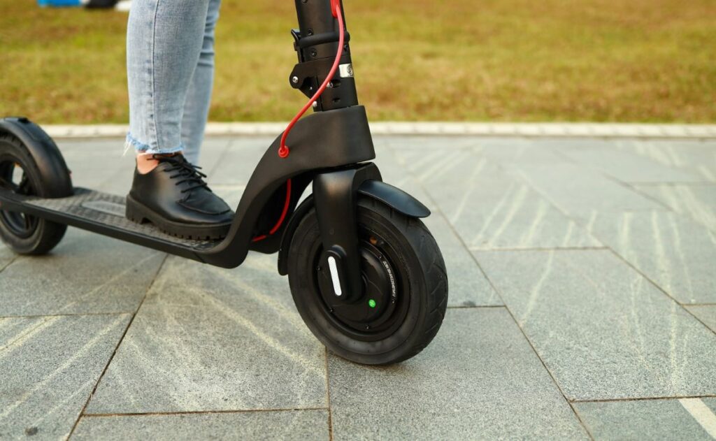 Placas, licencia de conducir y casco: secretario de Movilidad de la CDMX explica nuevas reglas para scooters y motonetas eléctricas