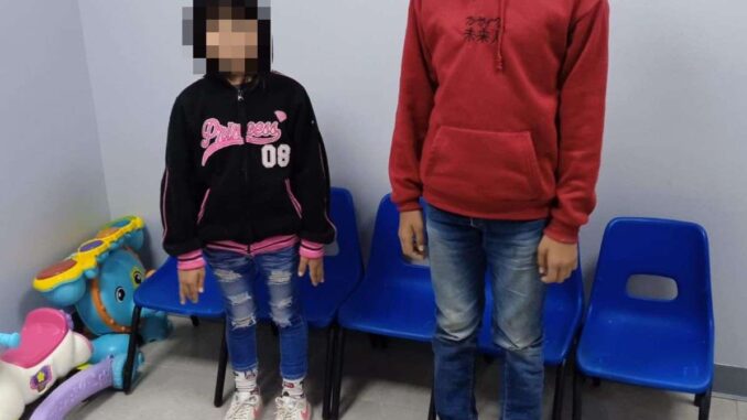 Piden apoyo para encontrar a familia de dos niños extraviados