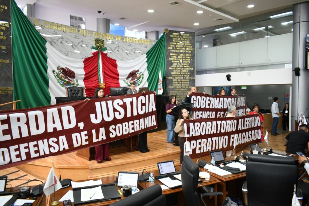 Morena irrumpe en el Congreso con lonas; exige informe del narcolaboratorio